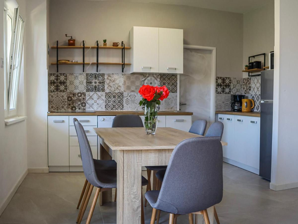 Apartmani Nana Mija Паг Екстер'єр фото